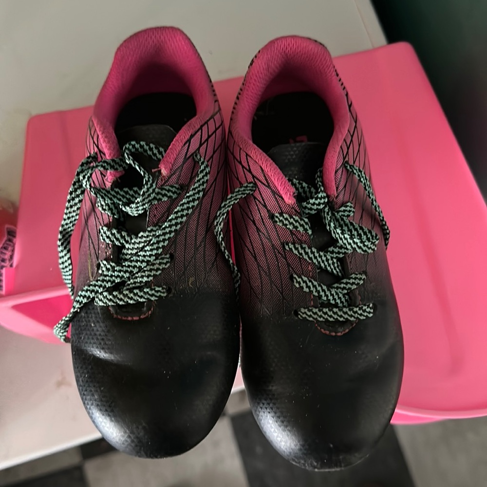 DSG soccer cleats size 11 little kids- used very good condition